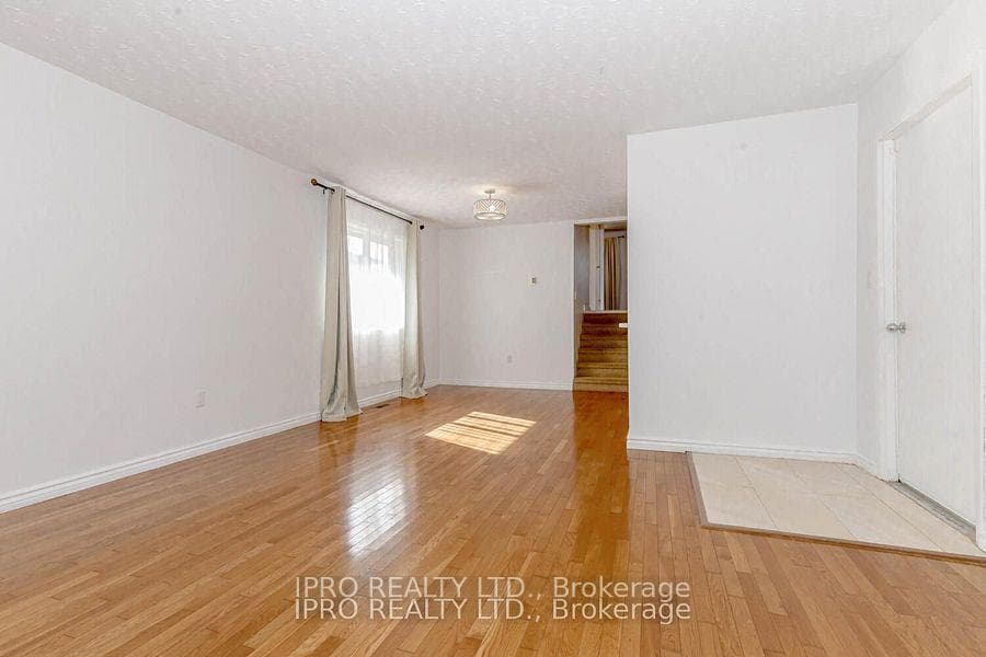 211 Leaside Drive photo 29