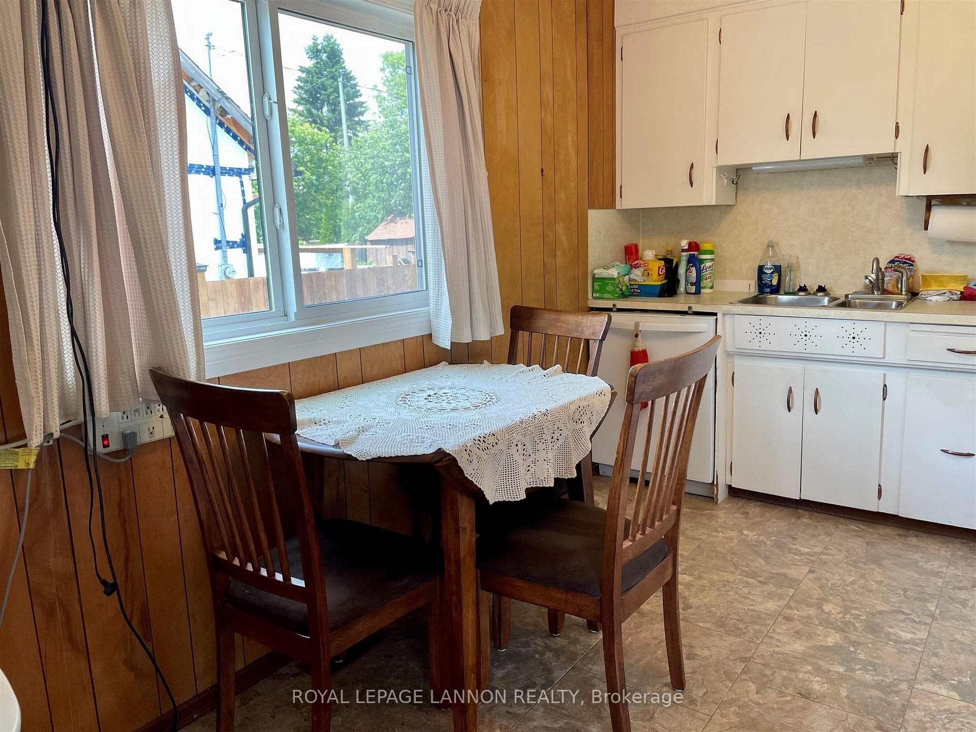 2609 Moodie Street photo 8