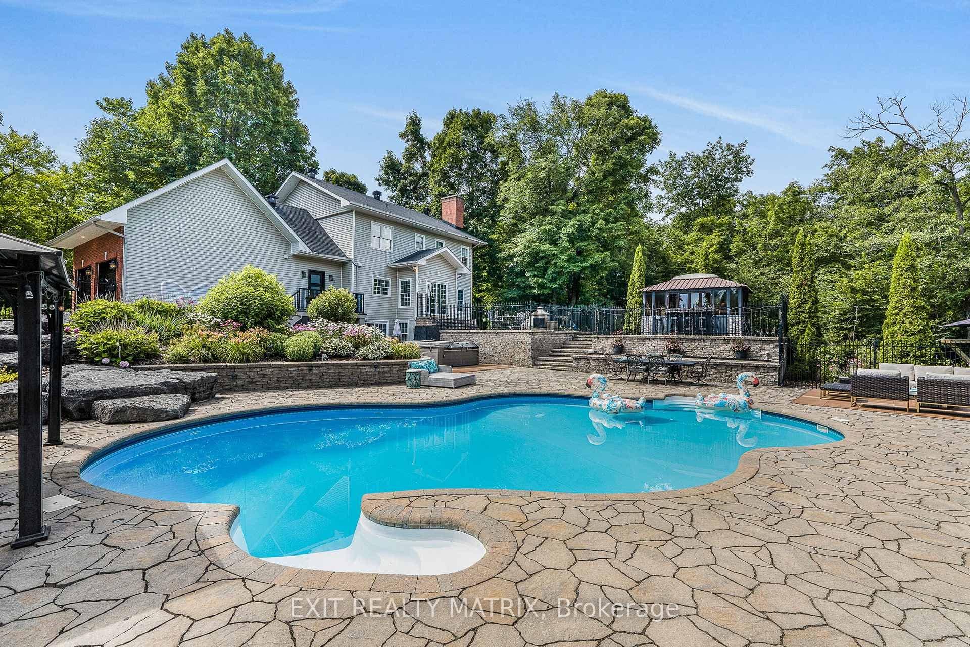 1271 GEORGES VANIER Drive photo 39