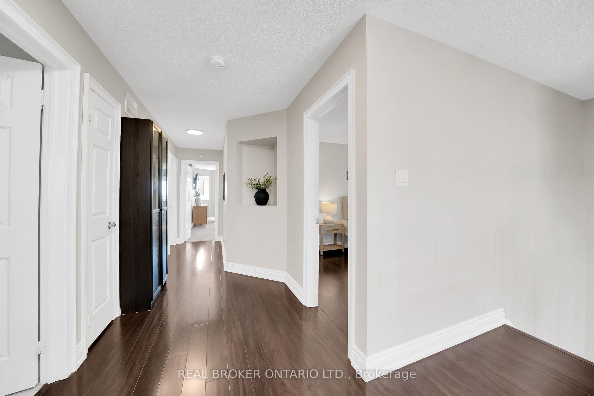 217 Ellis Crescent photo 15