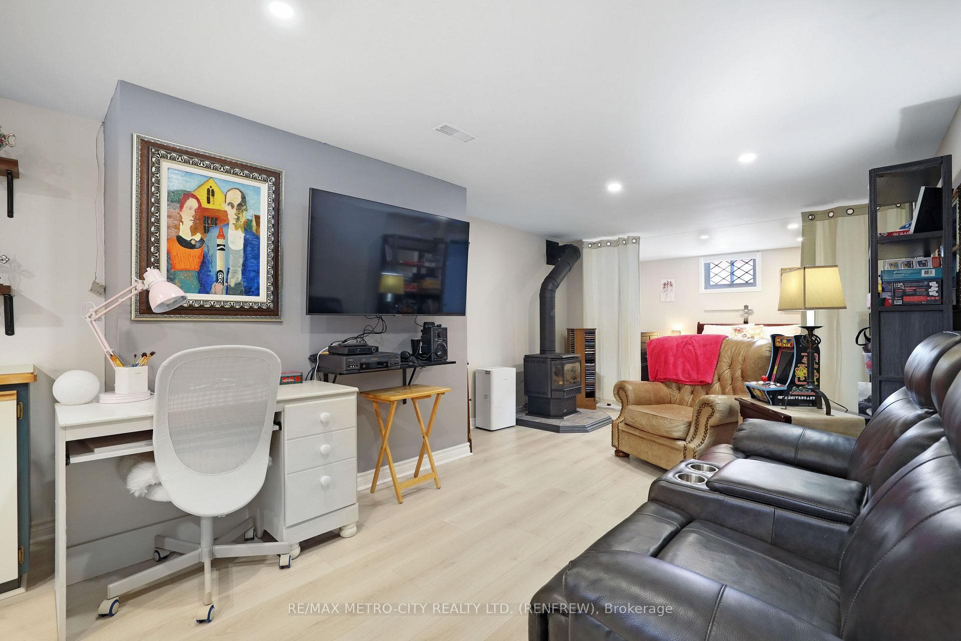 103 SIMPSON Avenue photo 28