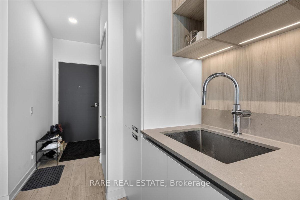39 Mary Street Unit 1810 photo 9