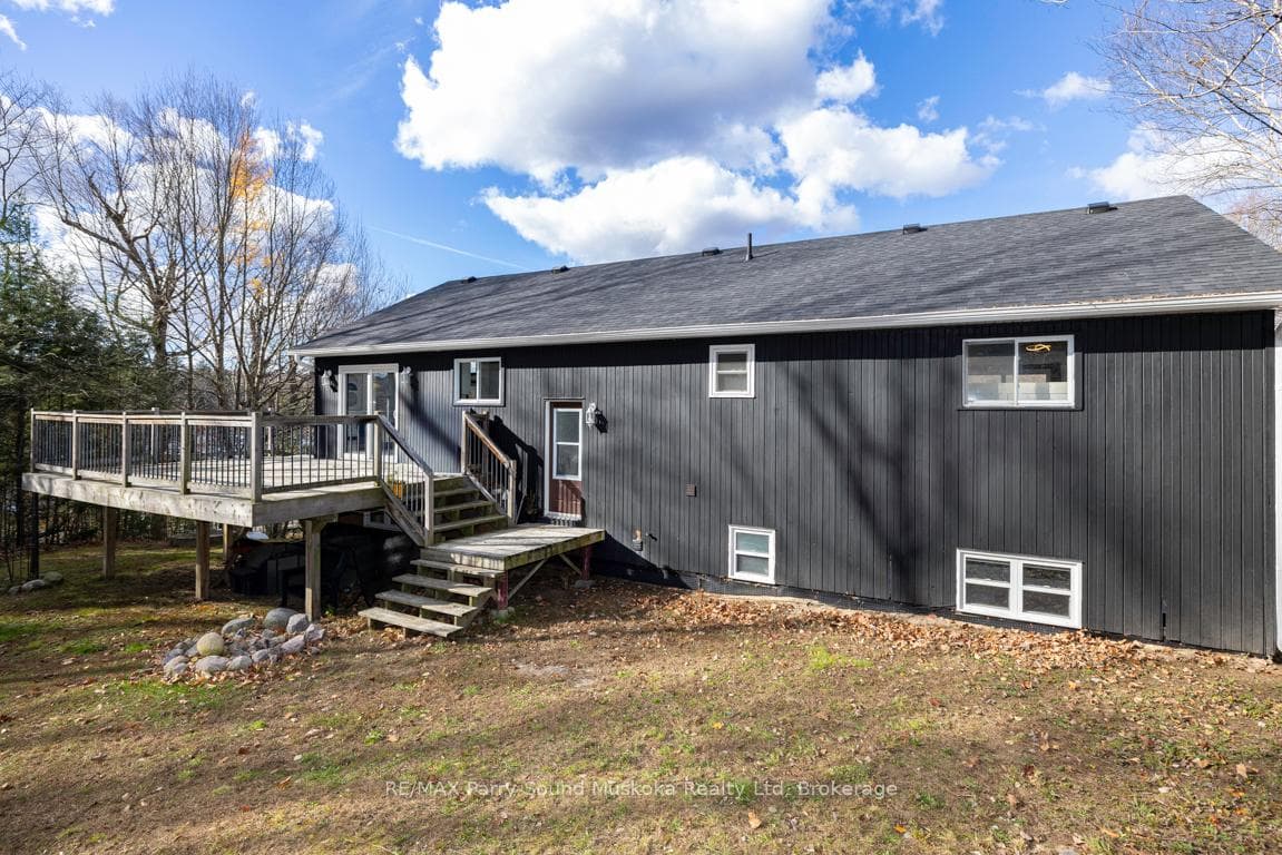 Private sundeck, Rear yard