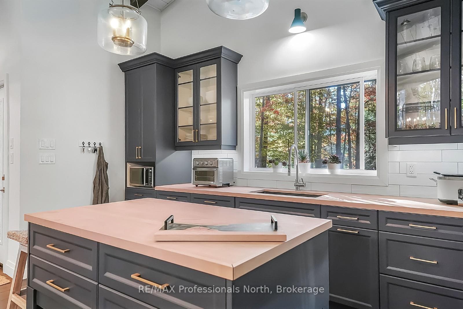 235 Sunnyside Street photo 7