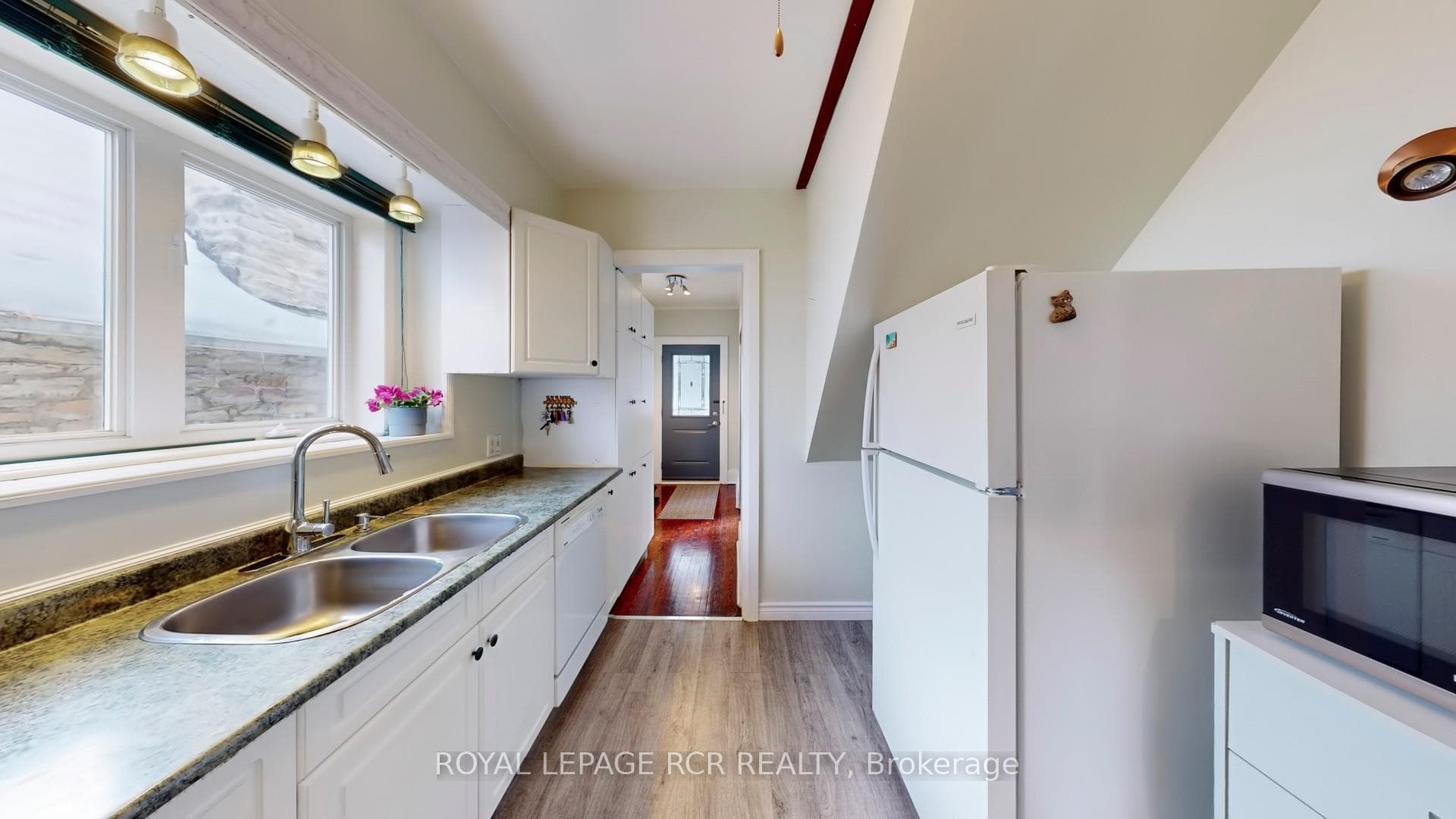 390 Roehampton Avenue photo 12