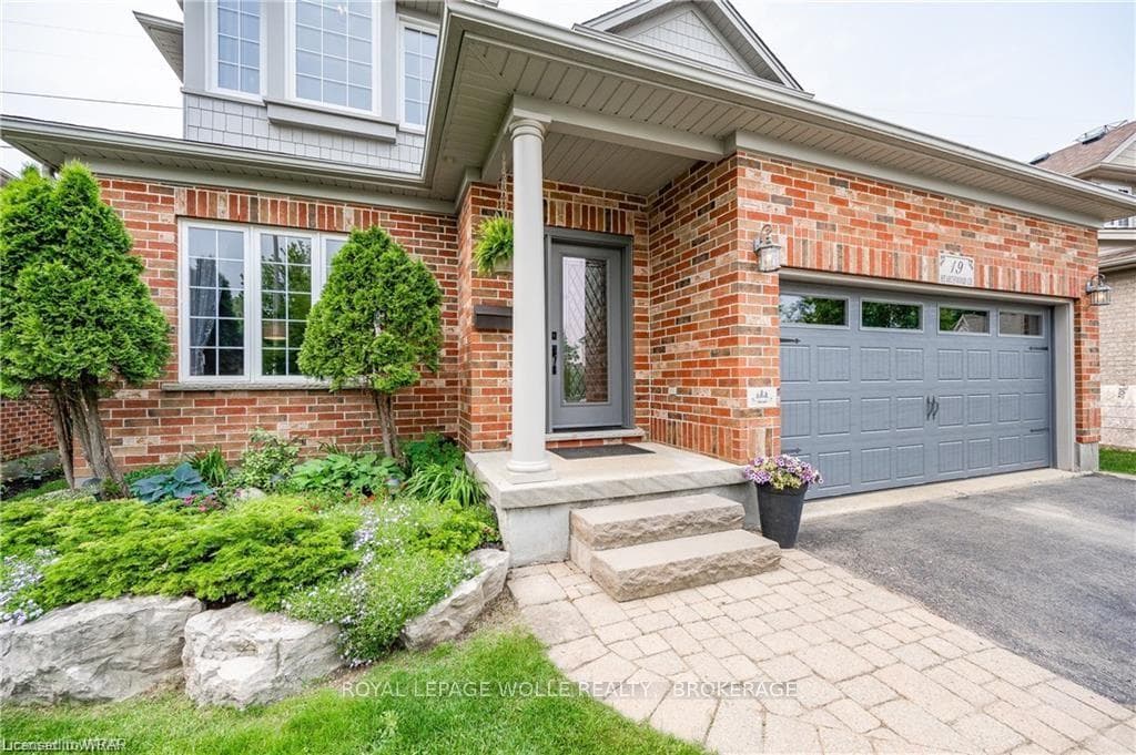 19 HEARTHWOOD Crescent photo 3