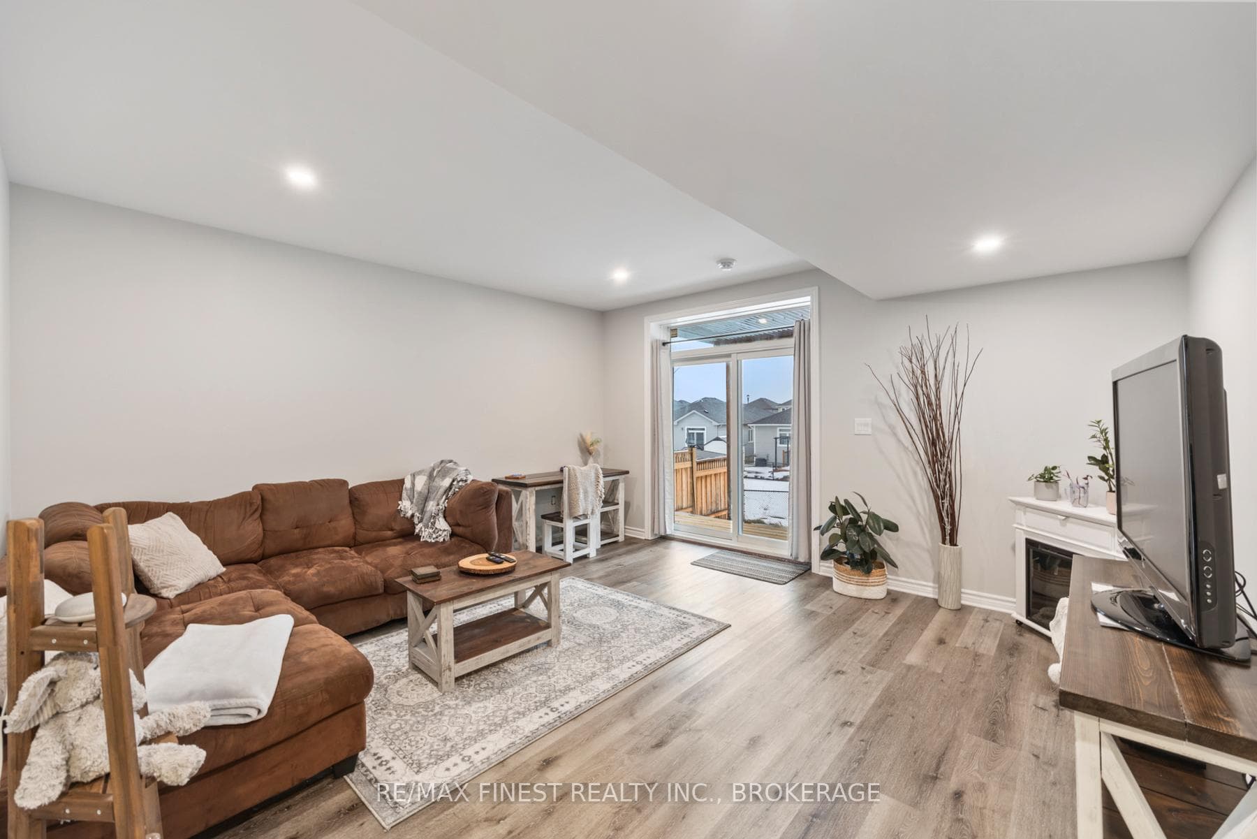 1383 Woodfield Crescent photo 25