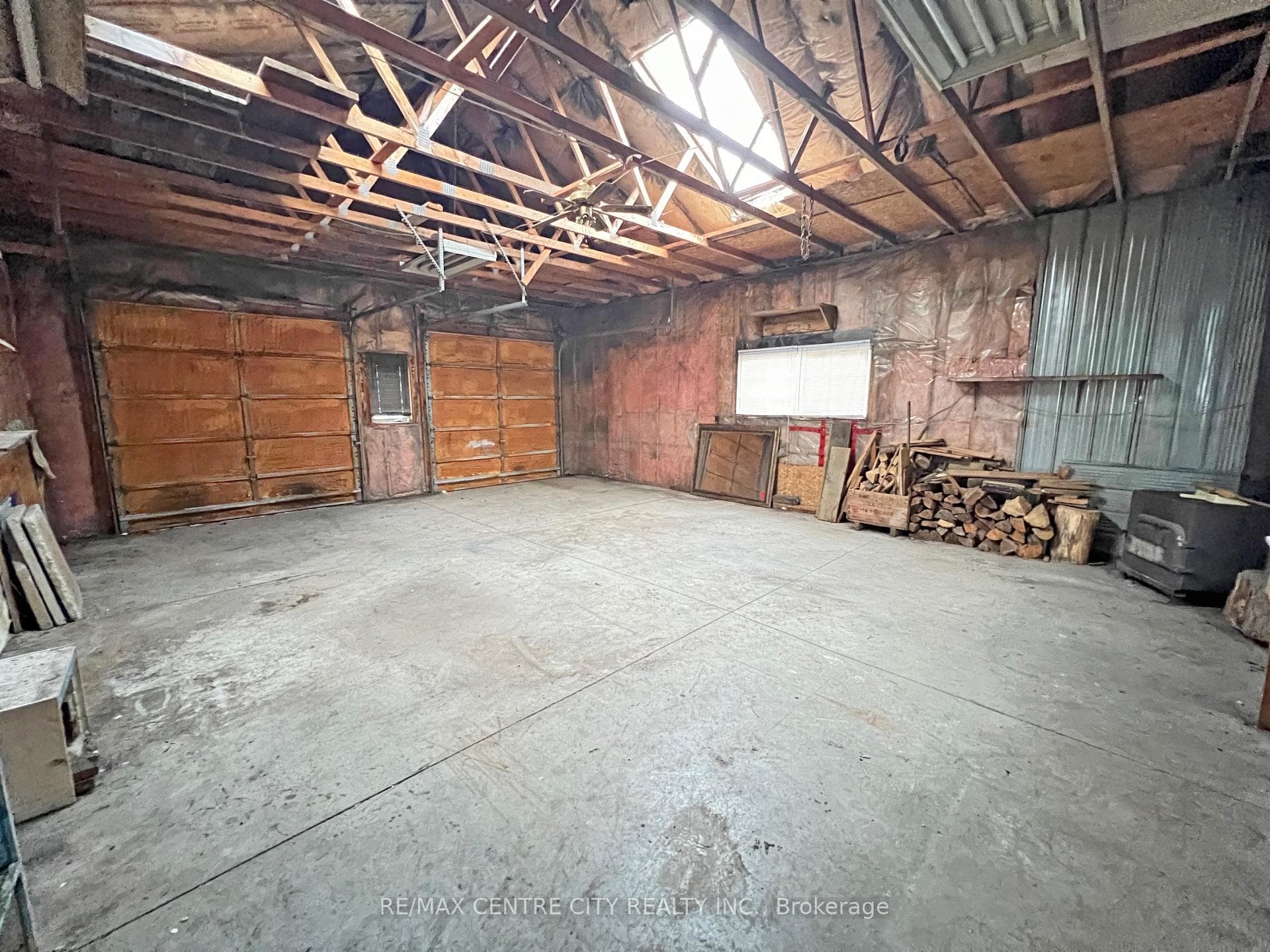 OVERSIZED DOUBLE GARAGE INTERIOR