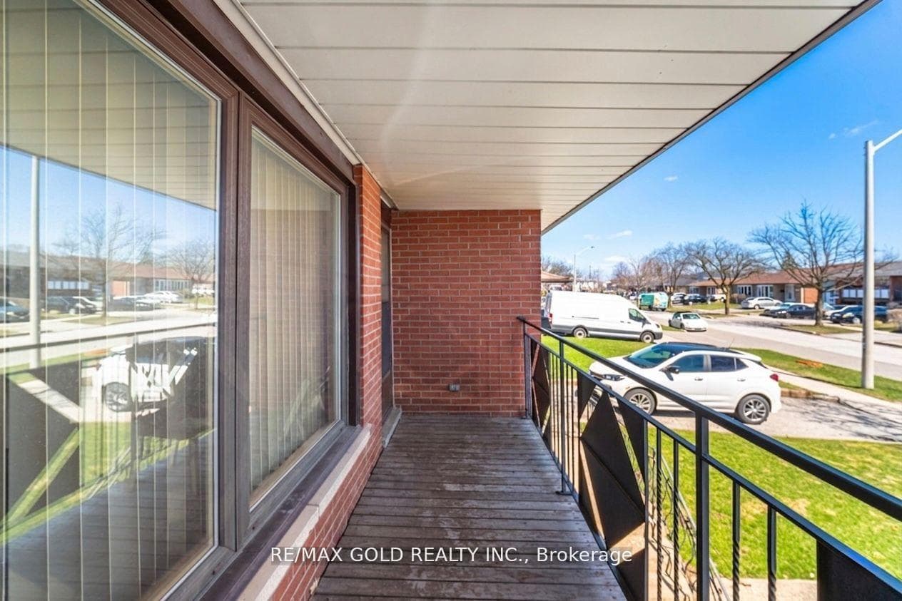 877 Consort Crescent photo 30