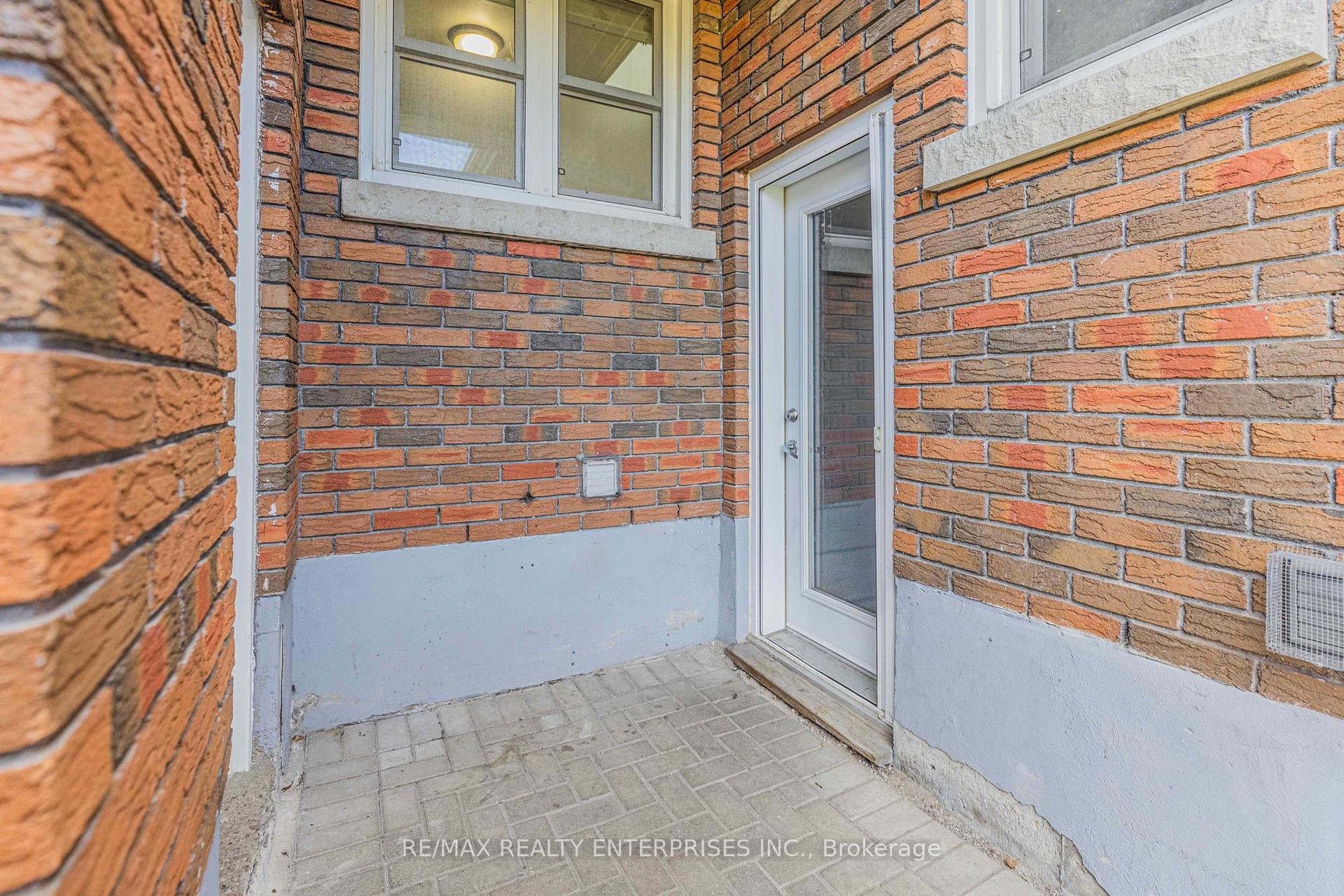 218 Wellington Street photo 35