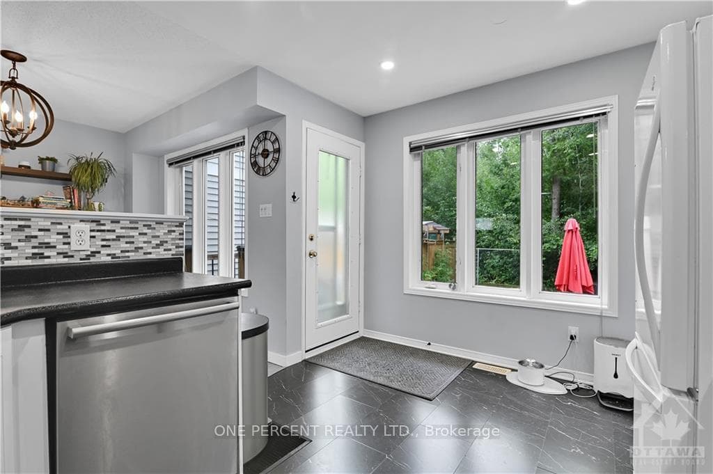 468 LAWLER Crescent photo 15