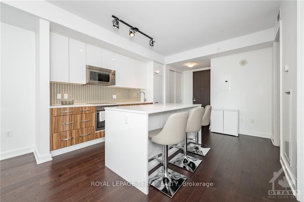 111 CHAMPAGNE Avenue Unit 706 photo 14
