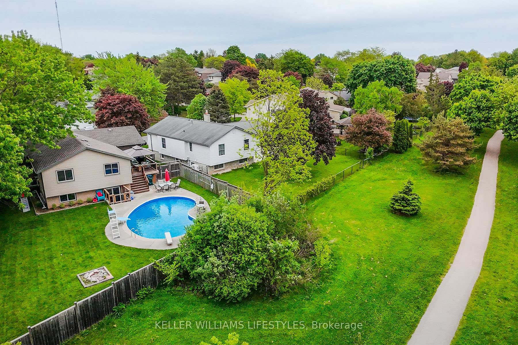 3 Pinegrove Crescent photo 5