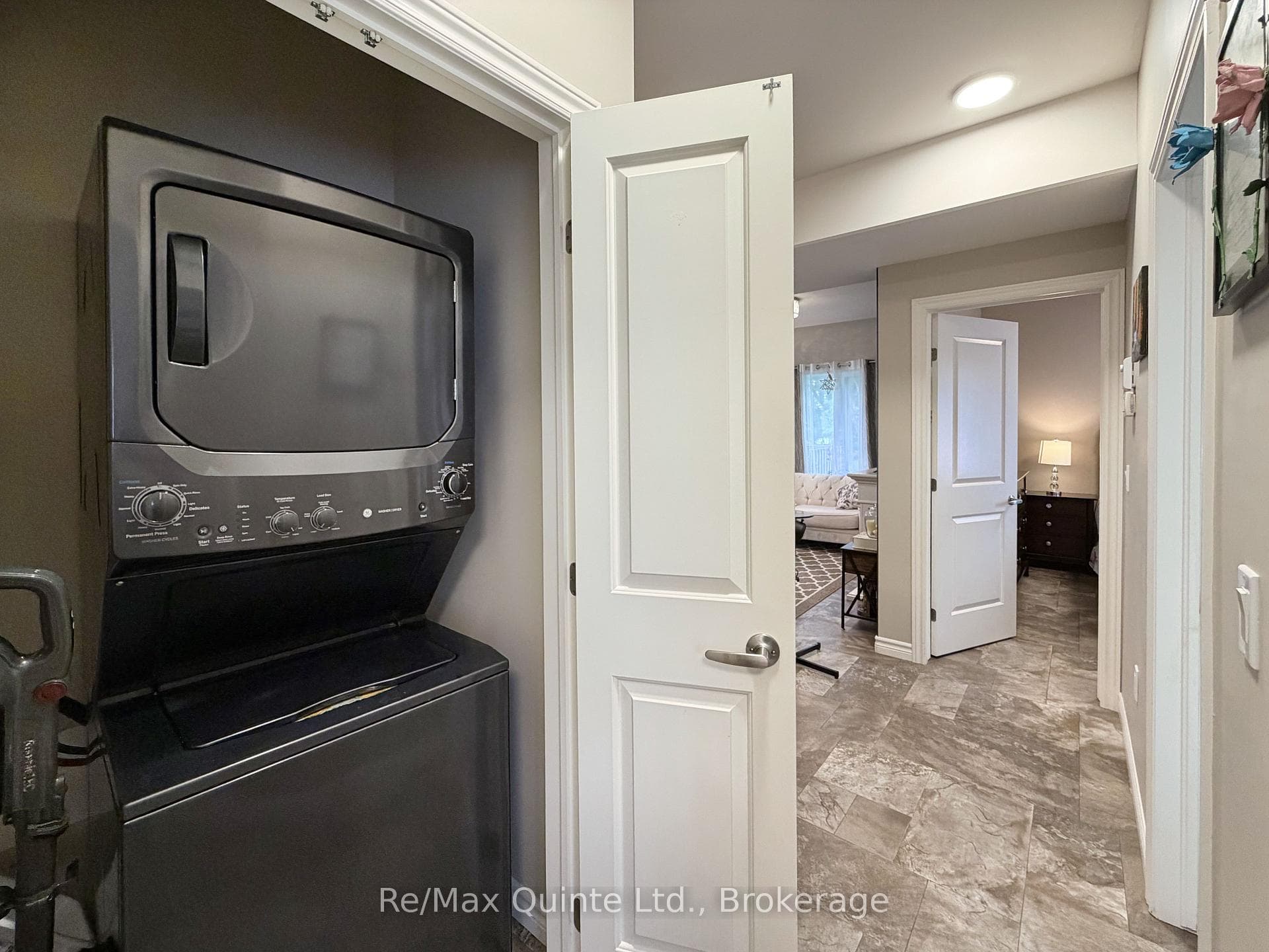 76 Ridgeway Place photo 10
