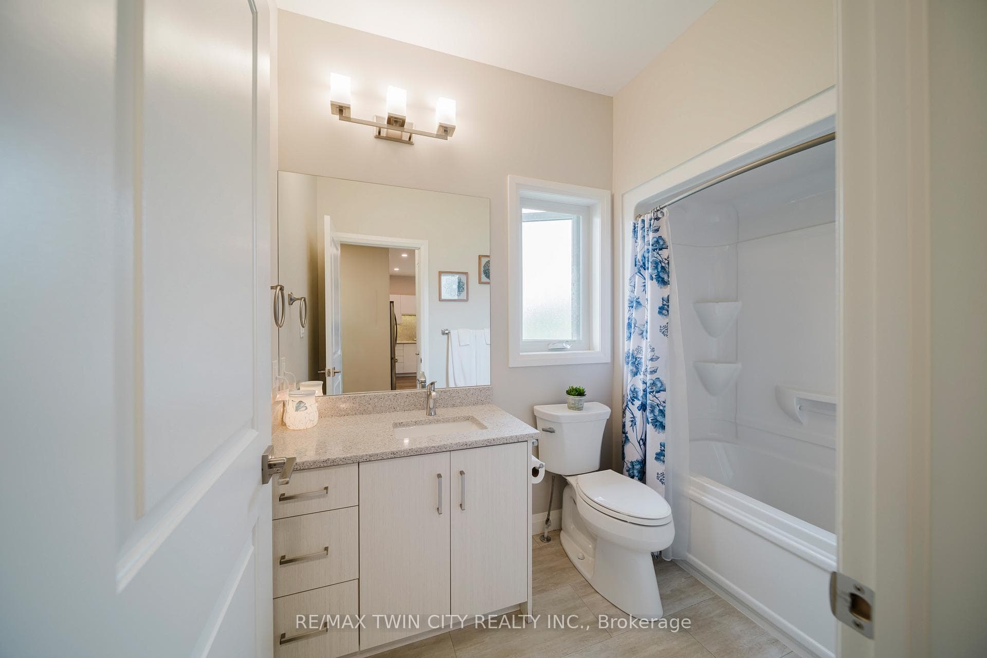 82 Rowe Avenue photo 22