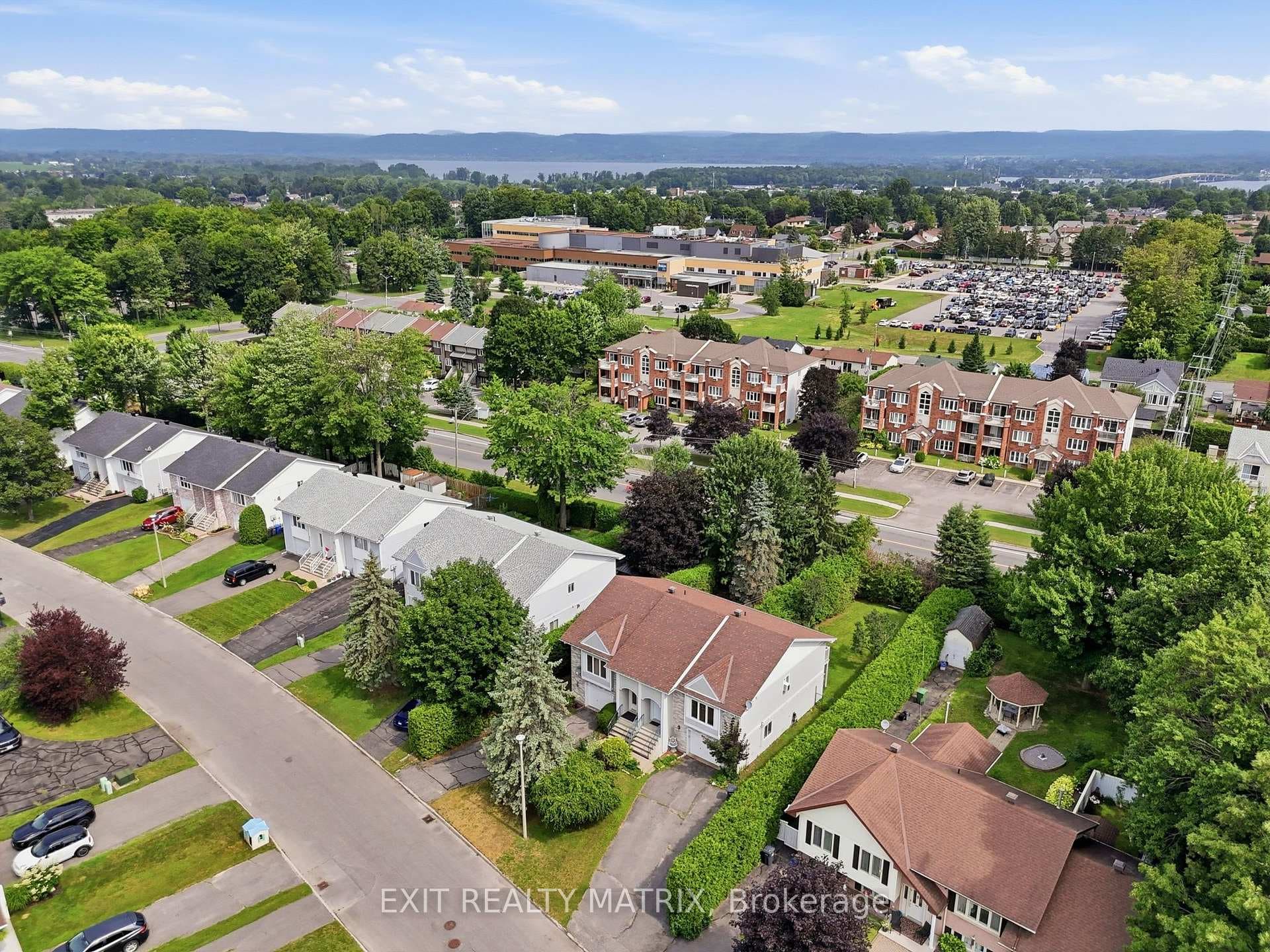 671 Berthiaume Street photo 30