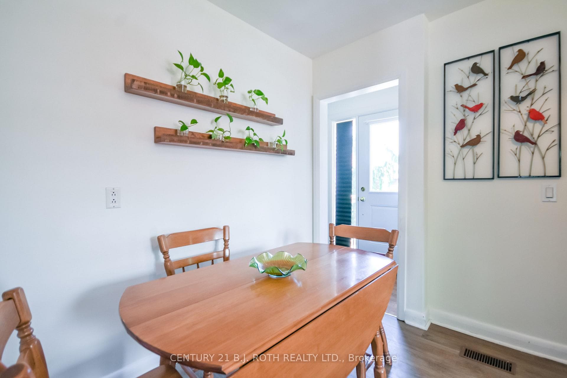 223 Wellington Street photo 8