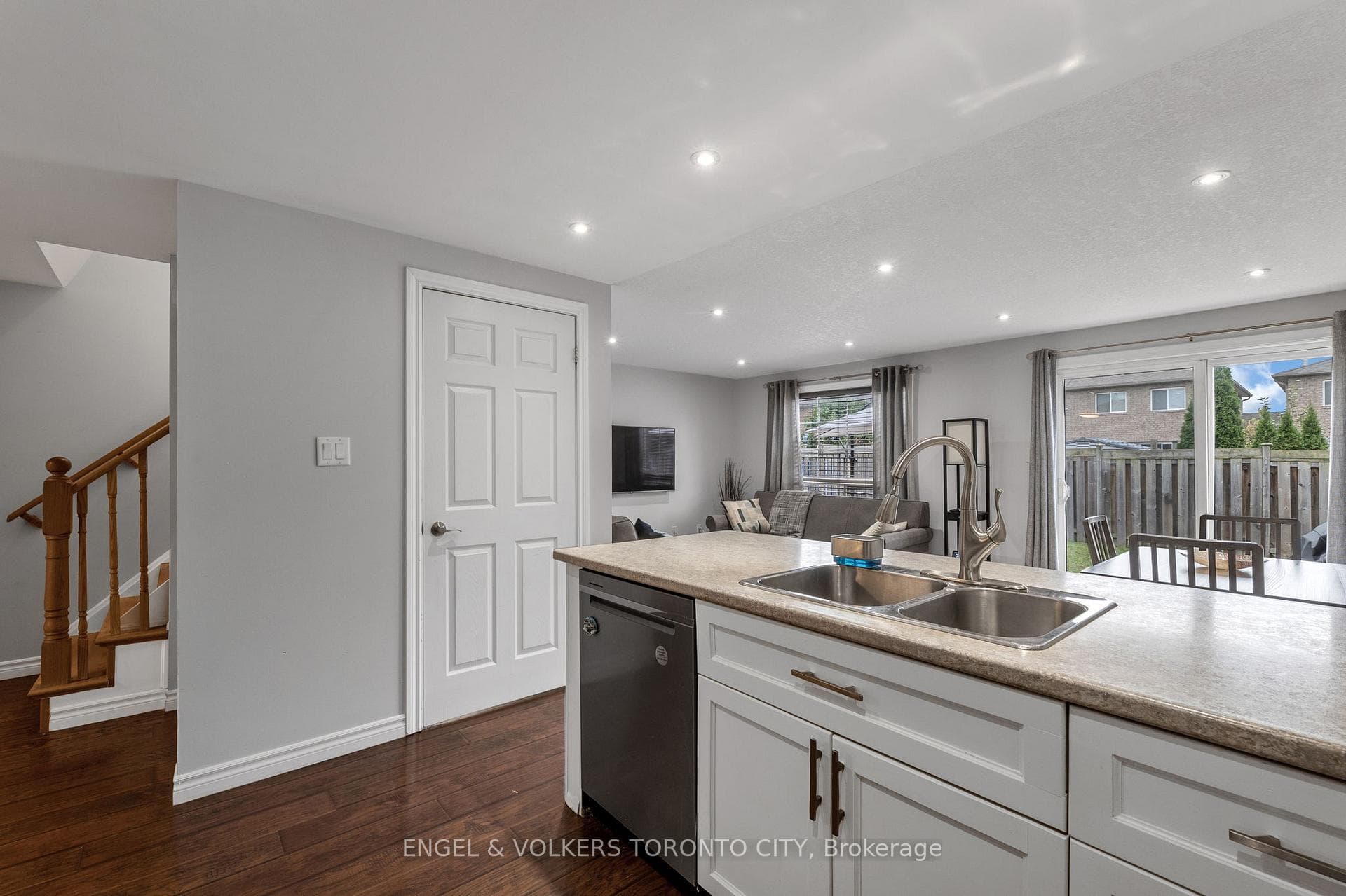 9 Coronation Parkway photo 13