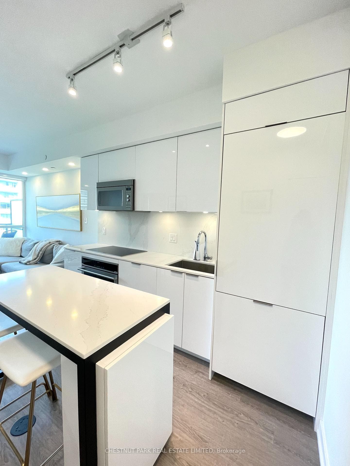 609 Avenue Road Unit 708 photo 8