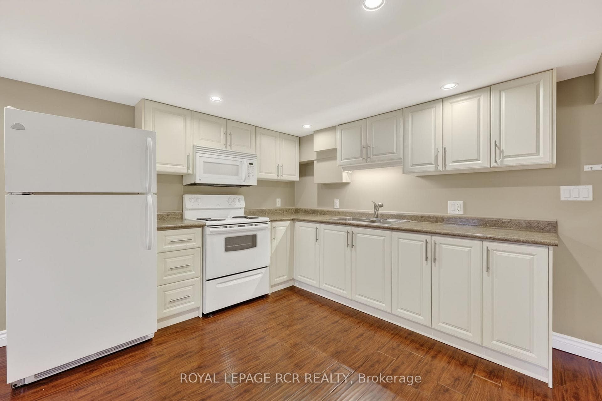108 Allan Street photo 34