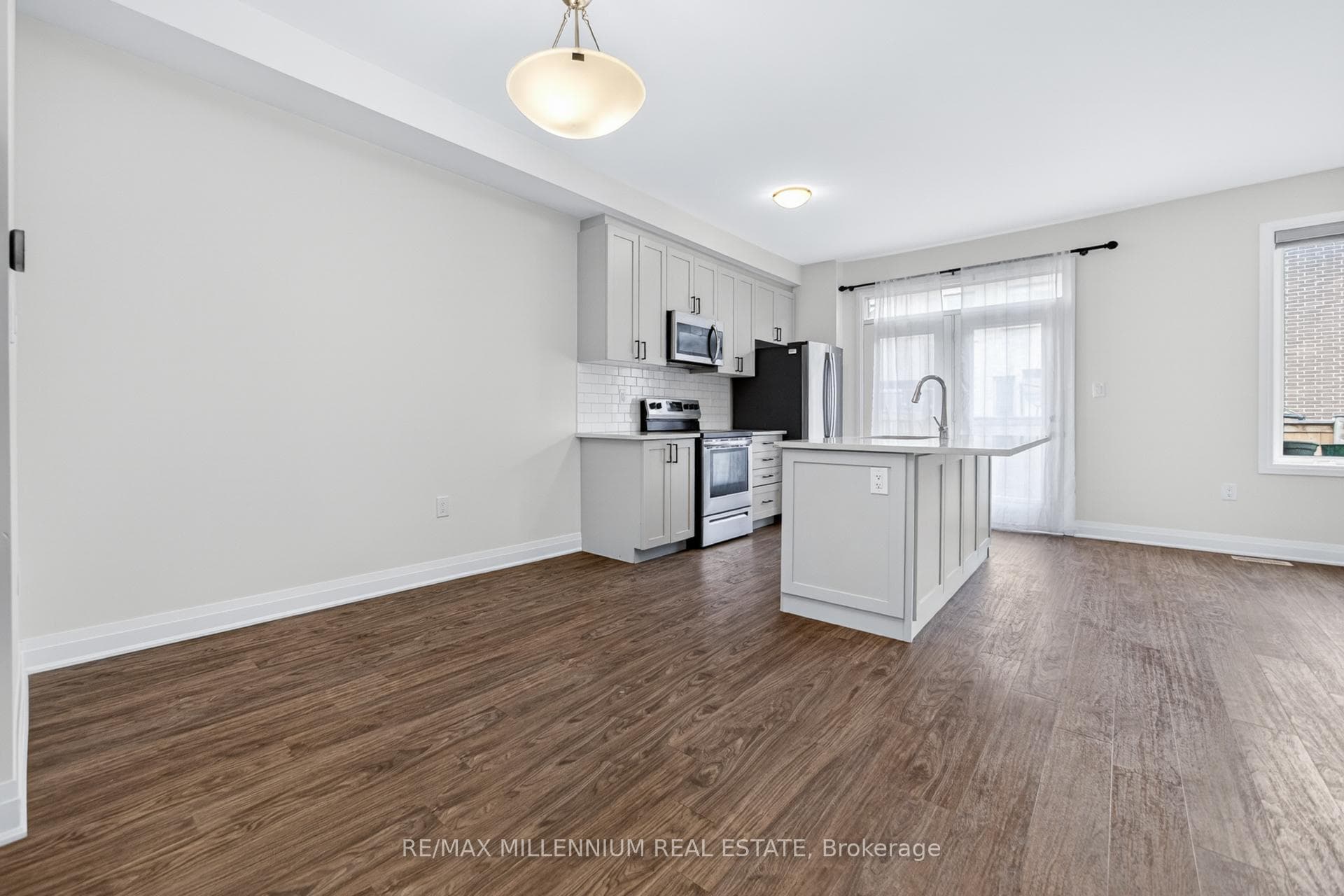 1576 Moira Crescent photo 12