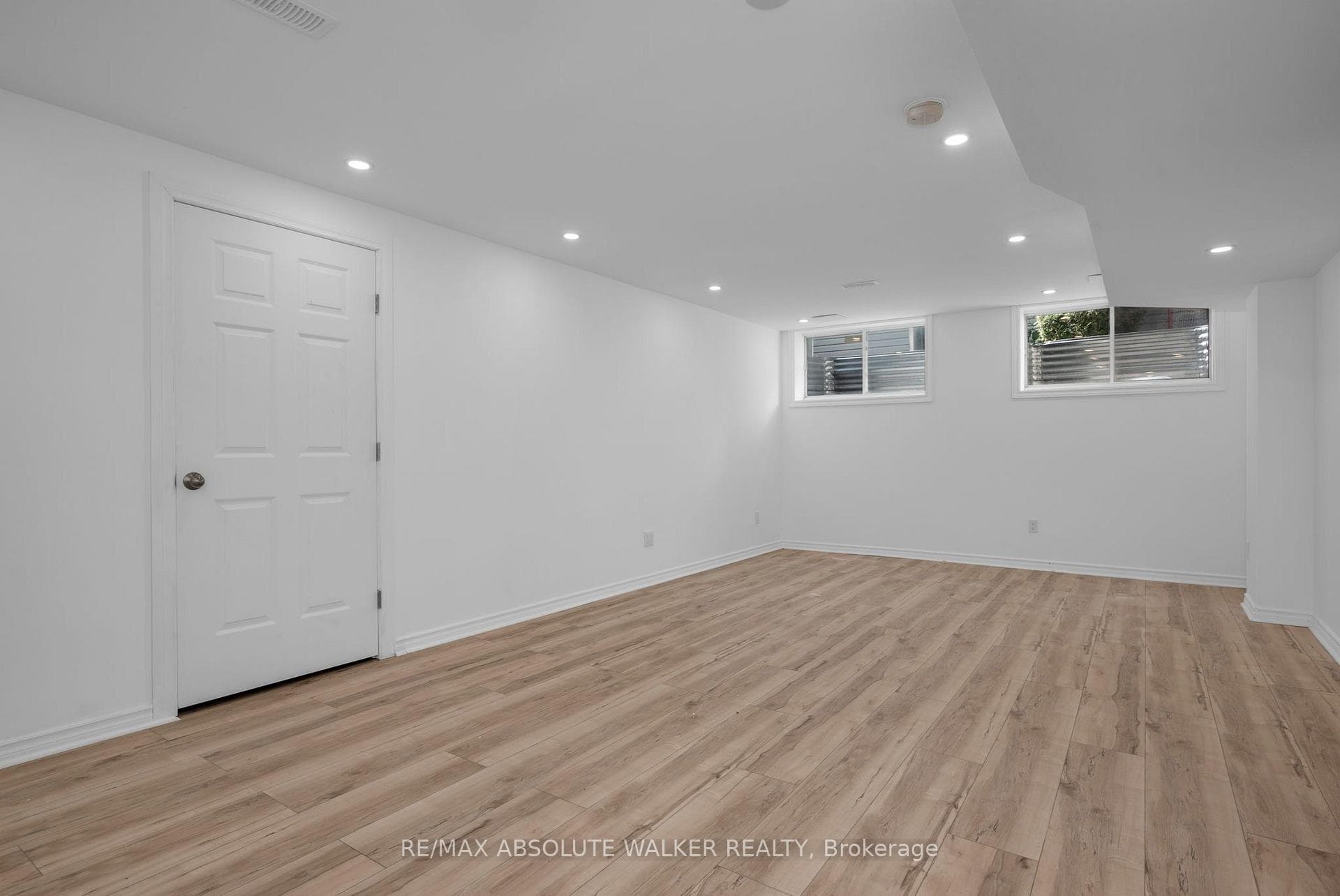 2269 Sandman Crescent photo 33