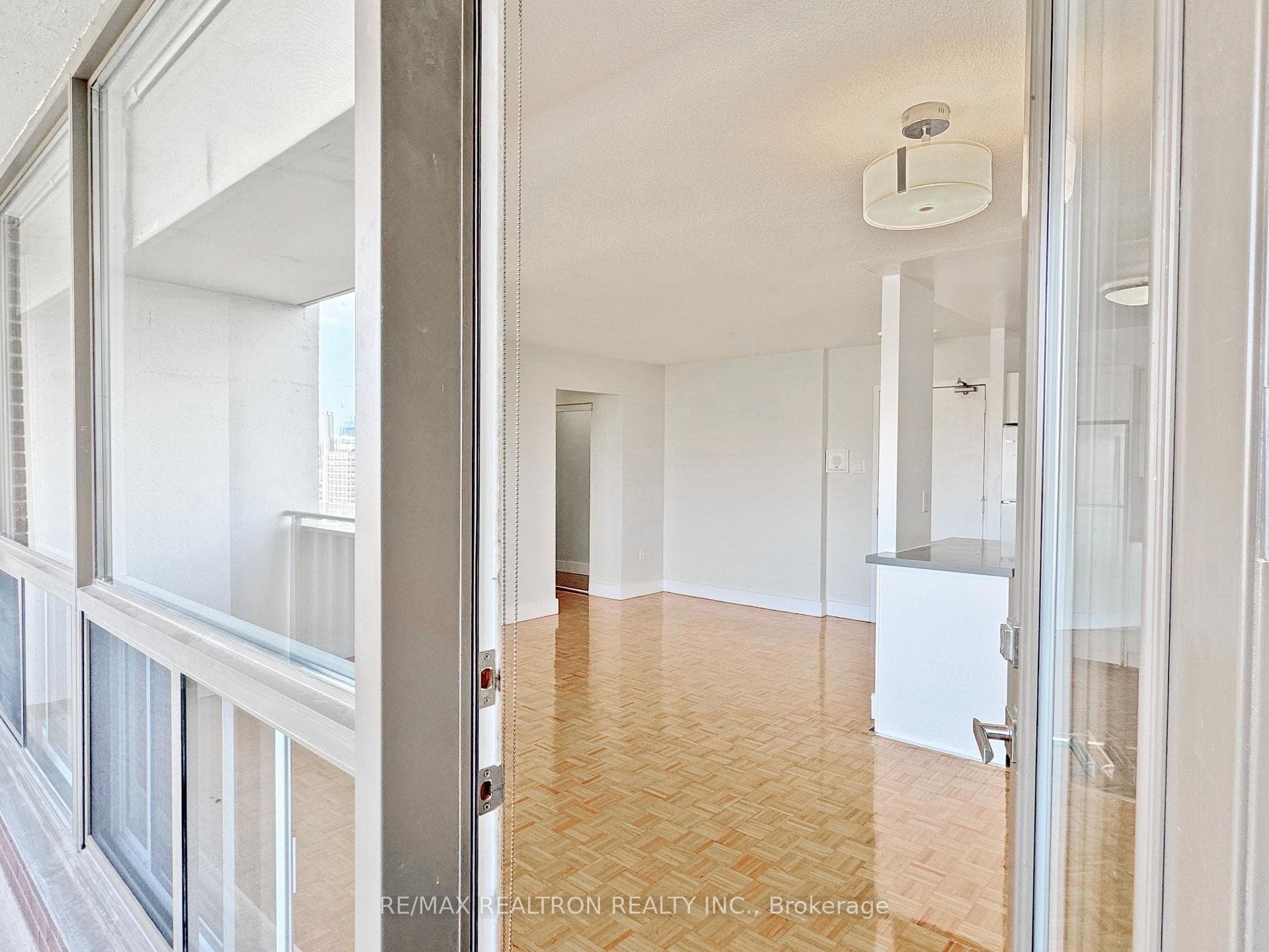 666 Spadina Avenue Unit 810 photo 10
