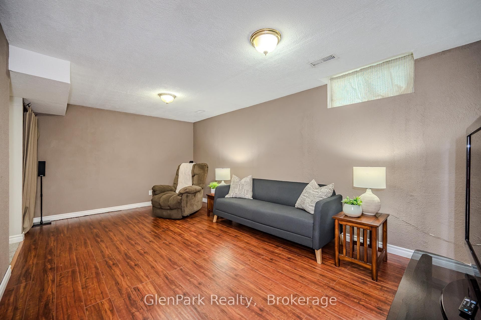 56 Starview Crescent photo 32