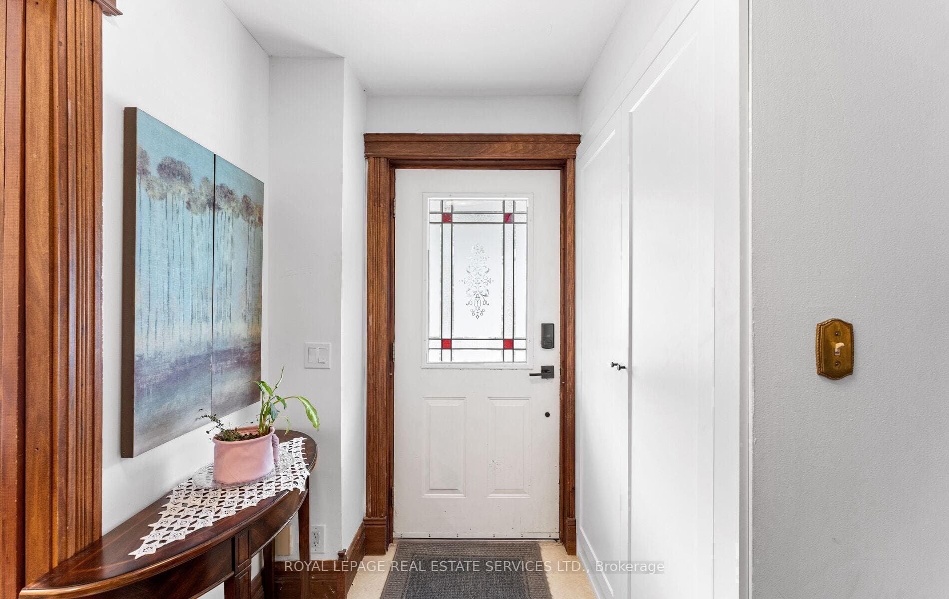 Bright, spacious, foyer