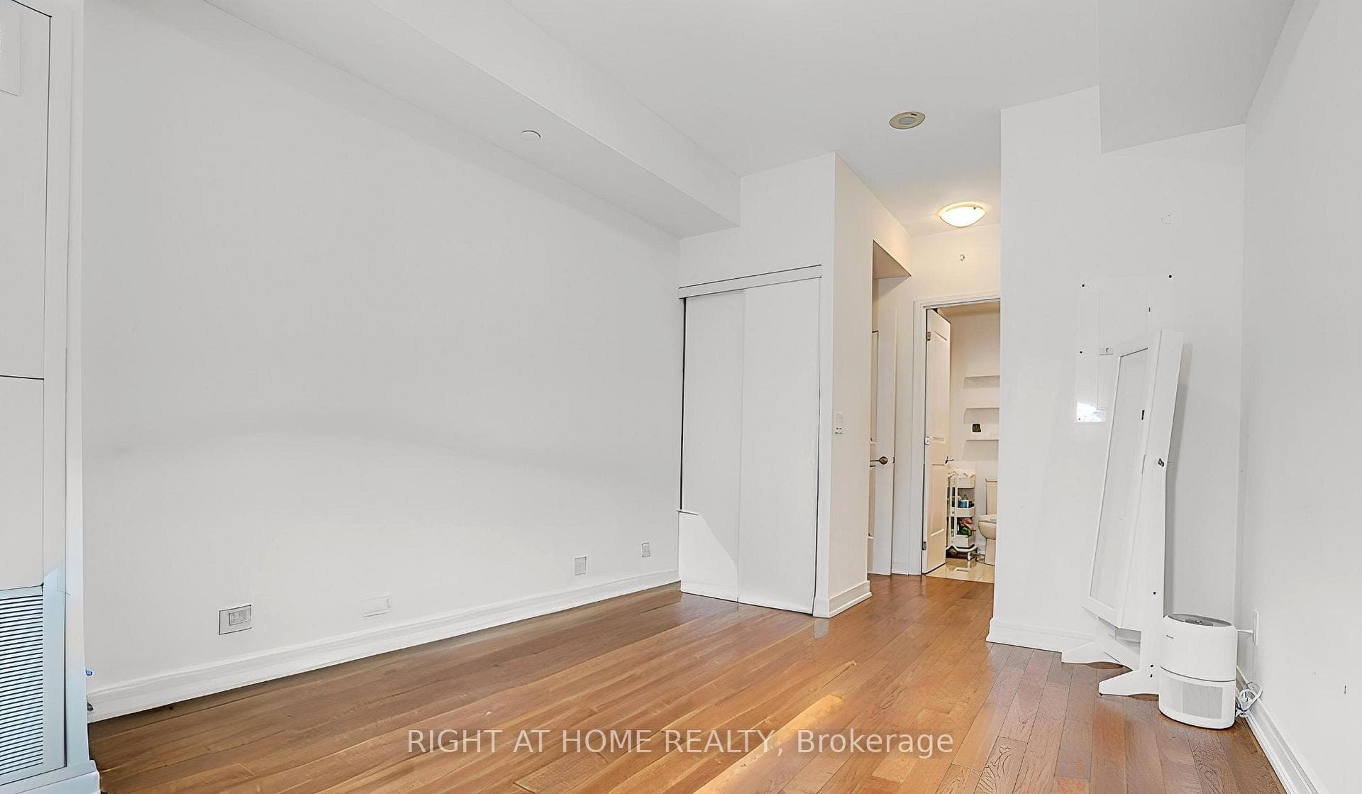 9201 YONGE Street Unit 205 photo 5