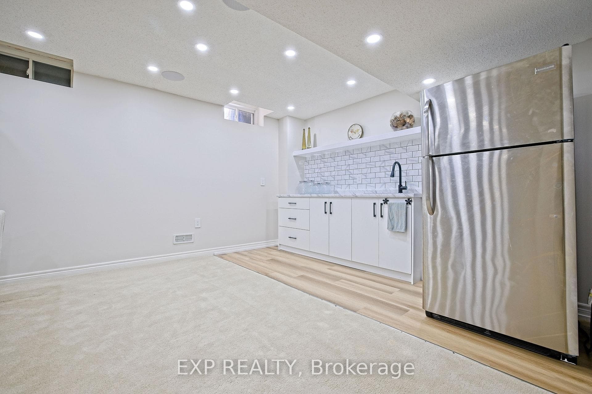 520 Dougall Avenue photo 26