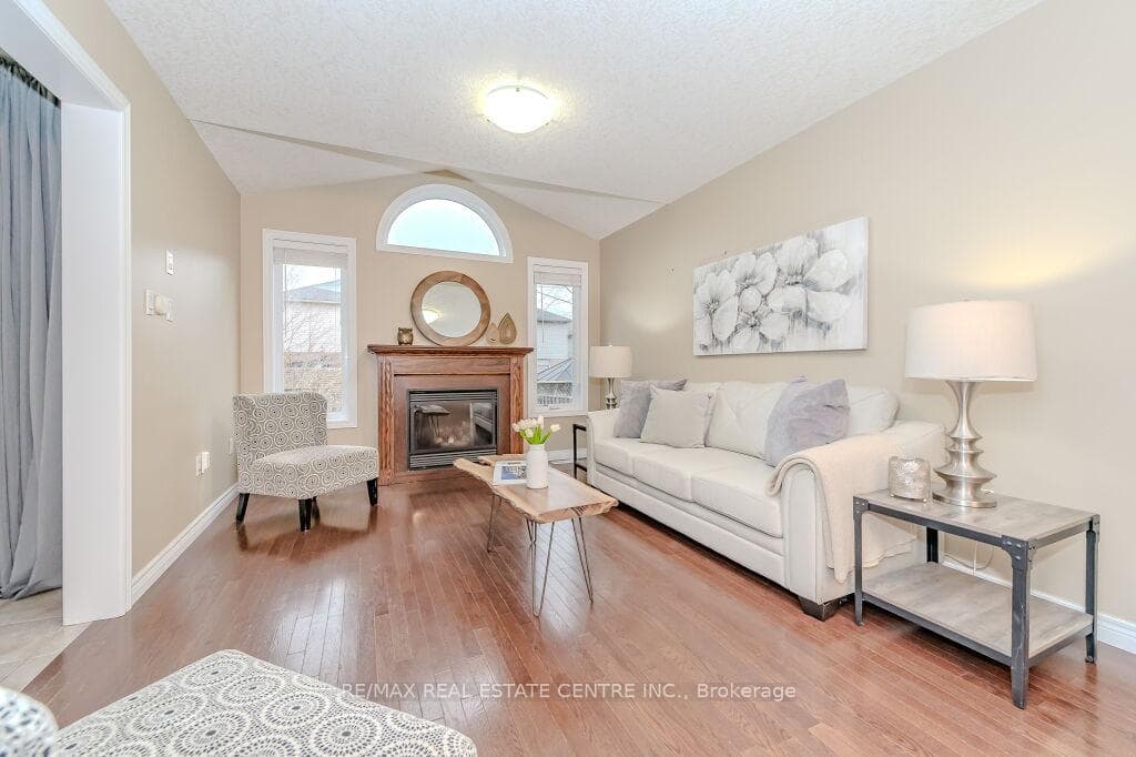7 Henderson Drive photo 3