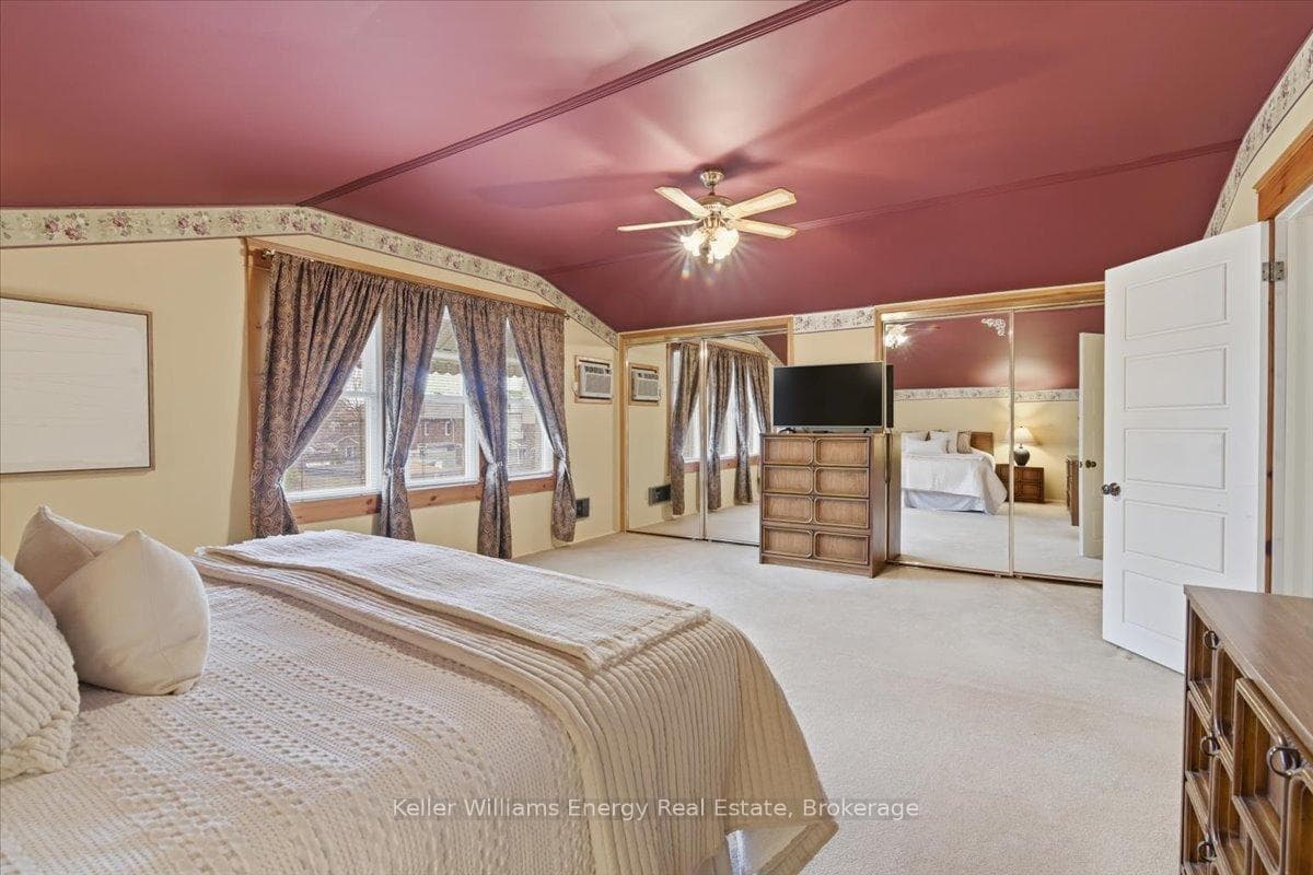 482 Simcoe Street photo 19
