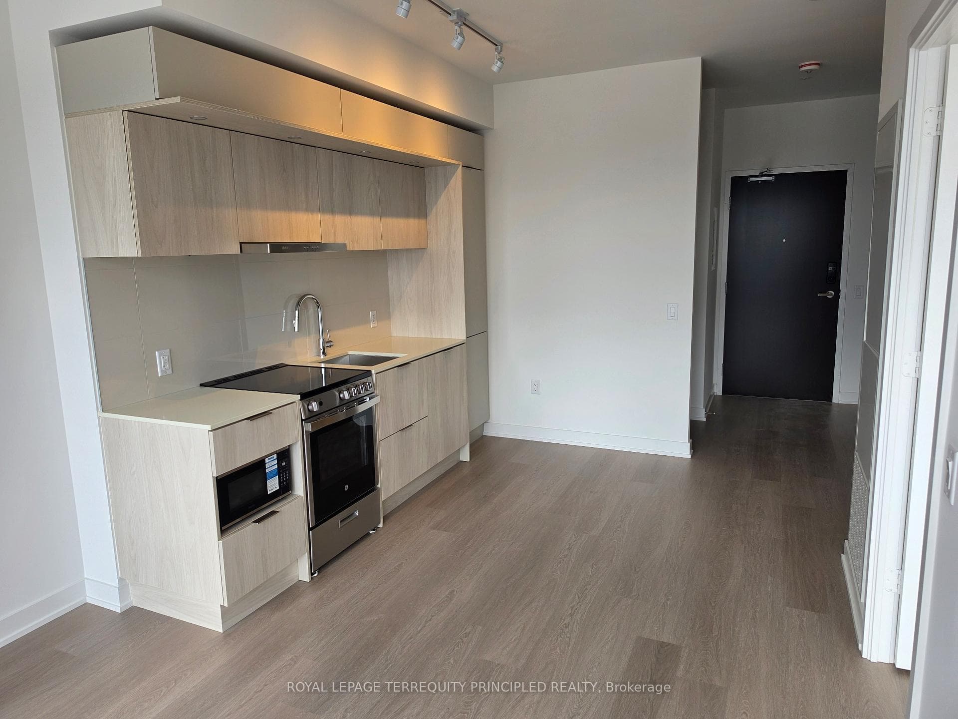 448 Burnhamthorpe Road Unit 517 photo 2