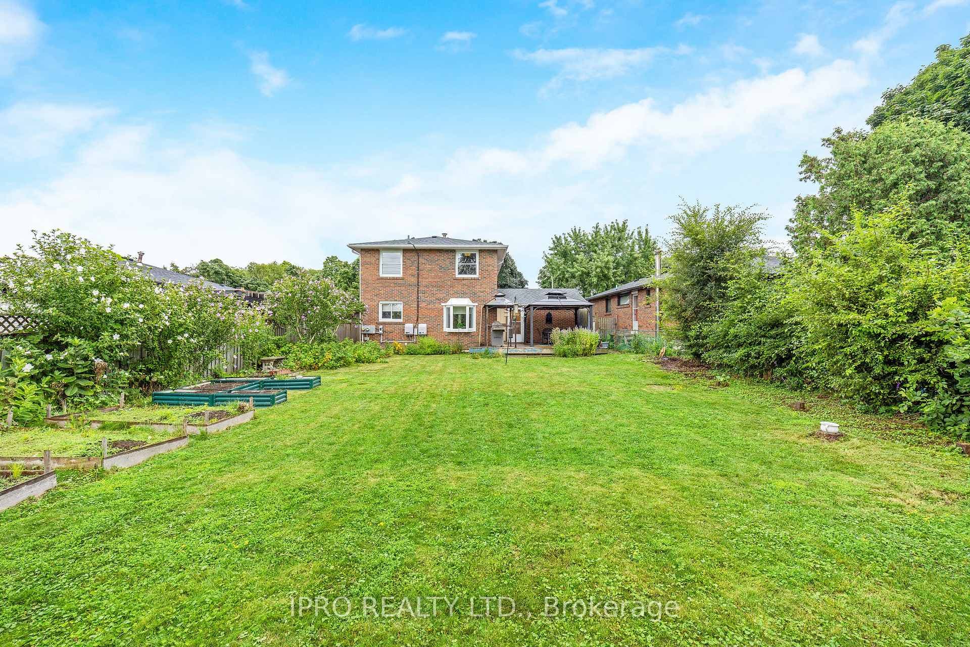 2227 Belfast Crescent photo 28