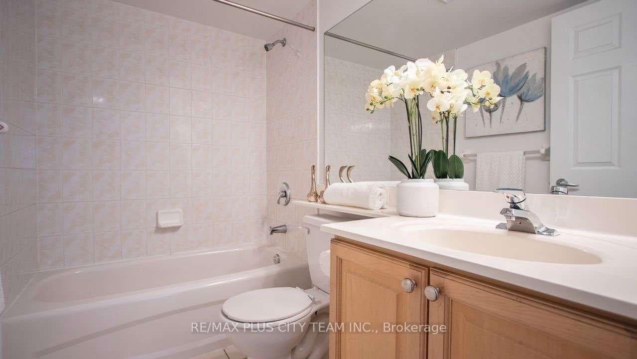 228 Queens Quay N/A Unit 609 photo 11
