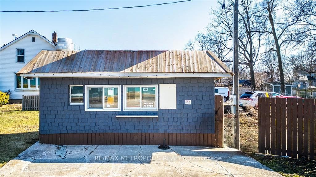 1522 St Clair Parkway photo 2