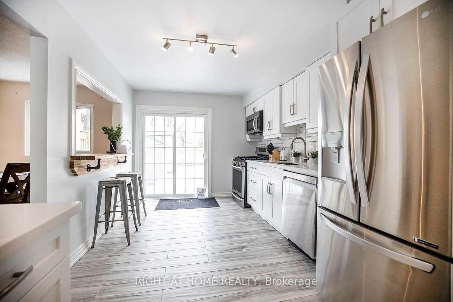 1391 Fenelon Crescent photo 3
