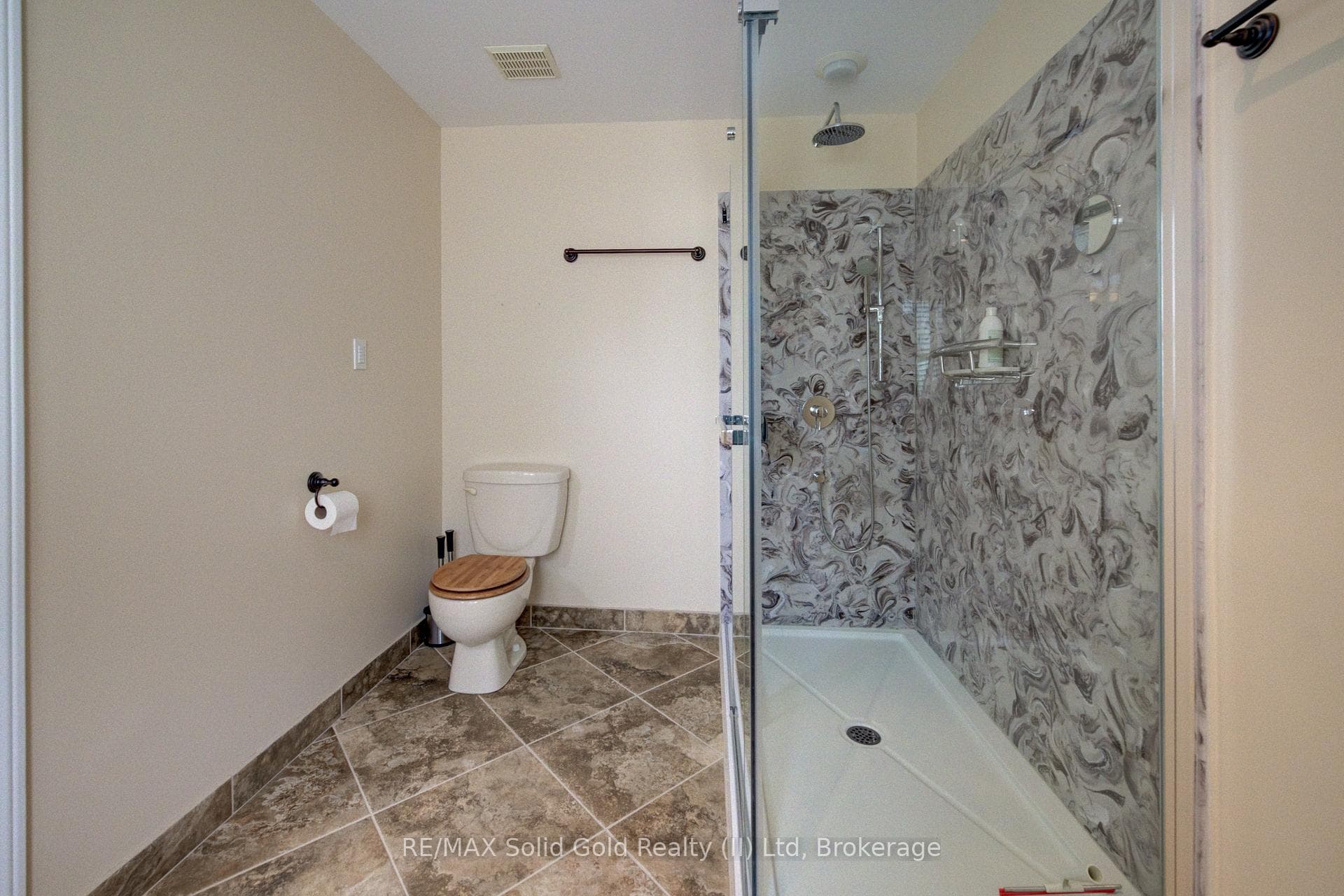 Ensuite bath.