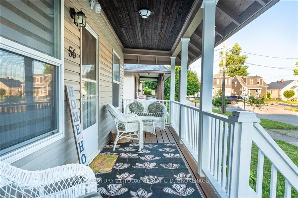 Spectacular porch to enjoy your morning coffee