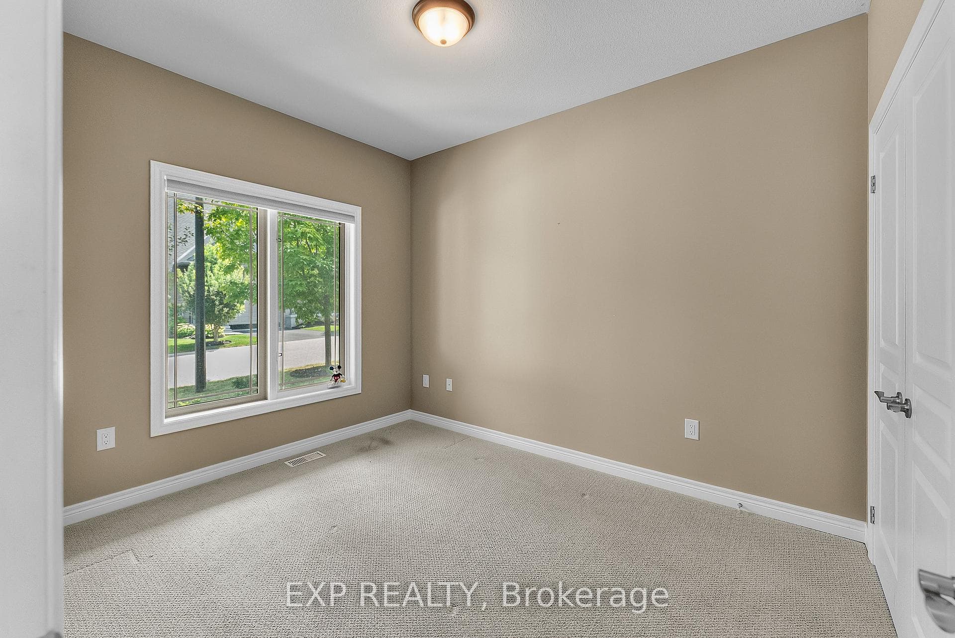5490 Prince Edward Avenue Unit 4 photo 16