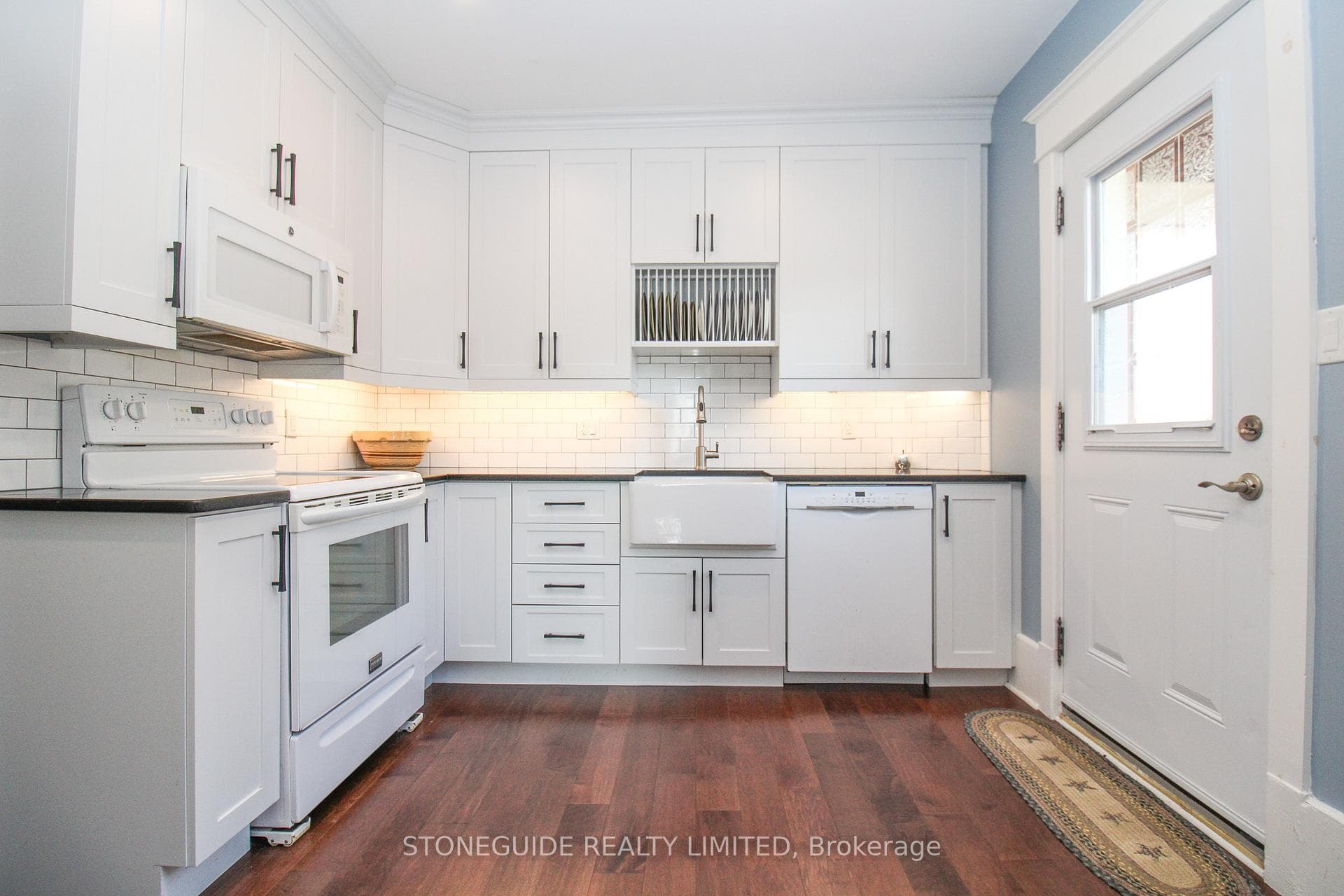 Upgraded Kitchen w/ Under Cabinet Lighting