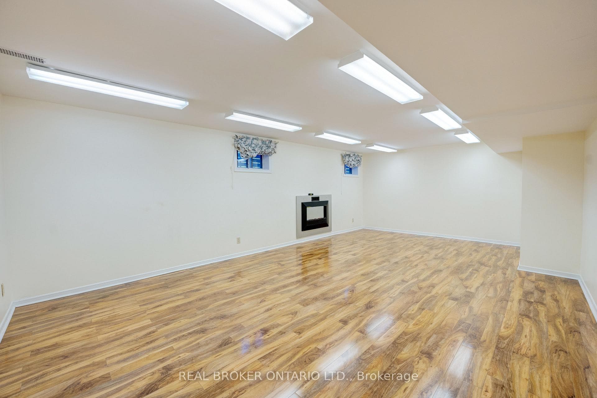 87A Hill Crescent photo 42