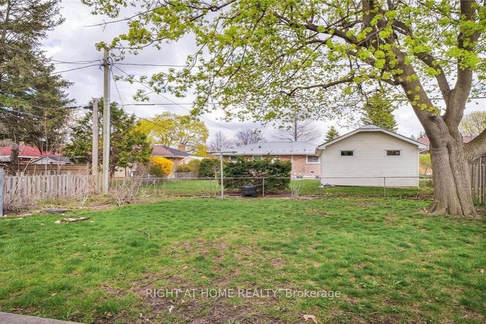 200 Renfro Crescent photo 14