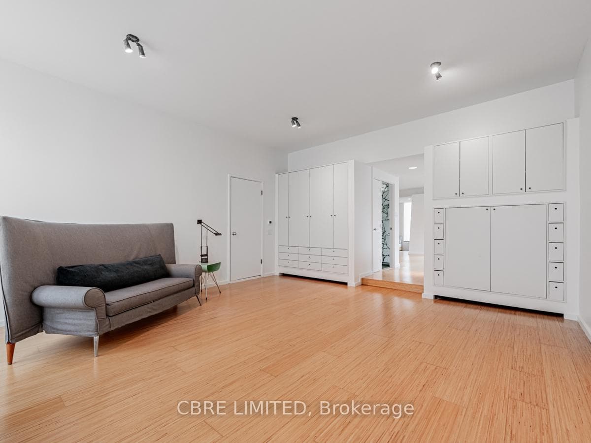 623 Wellington Street photo 6