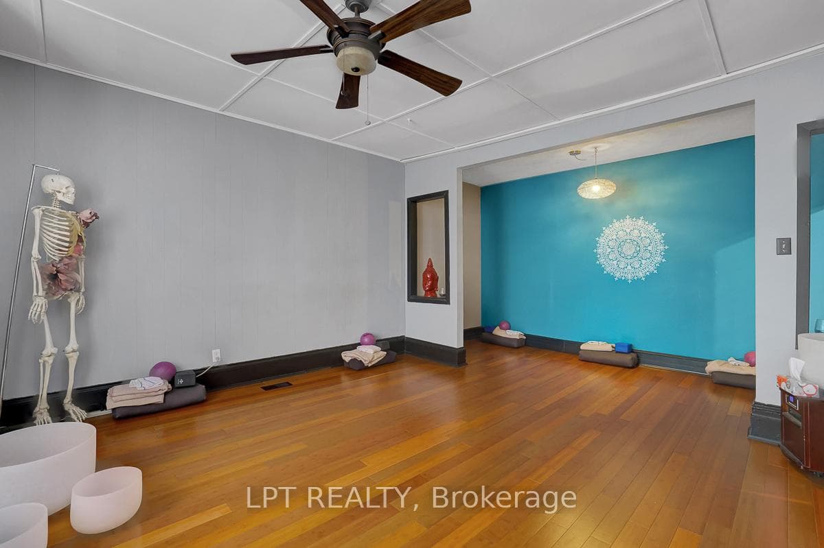 8197 Victoria Street photo 37