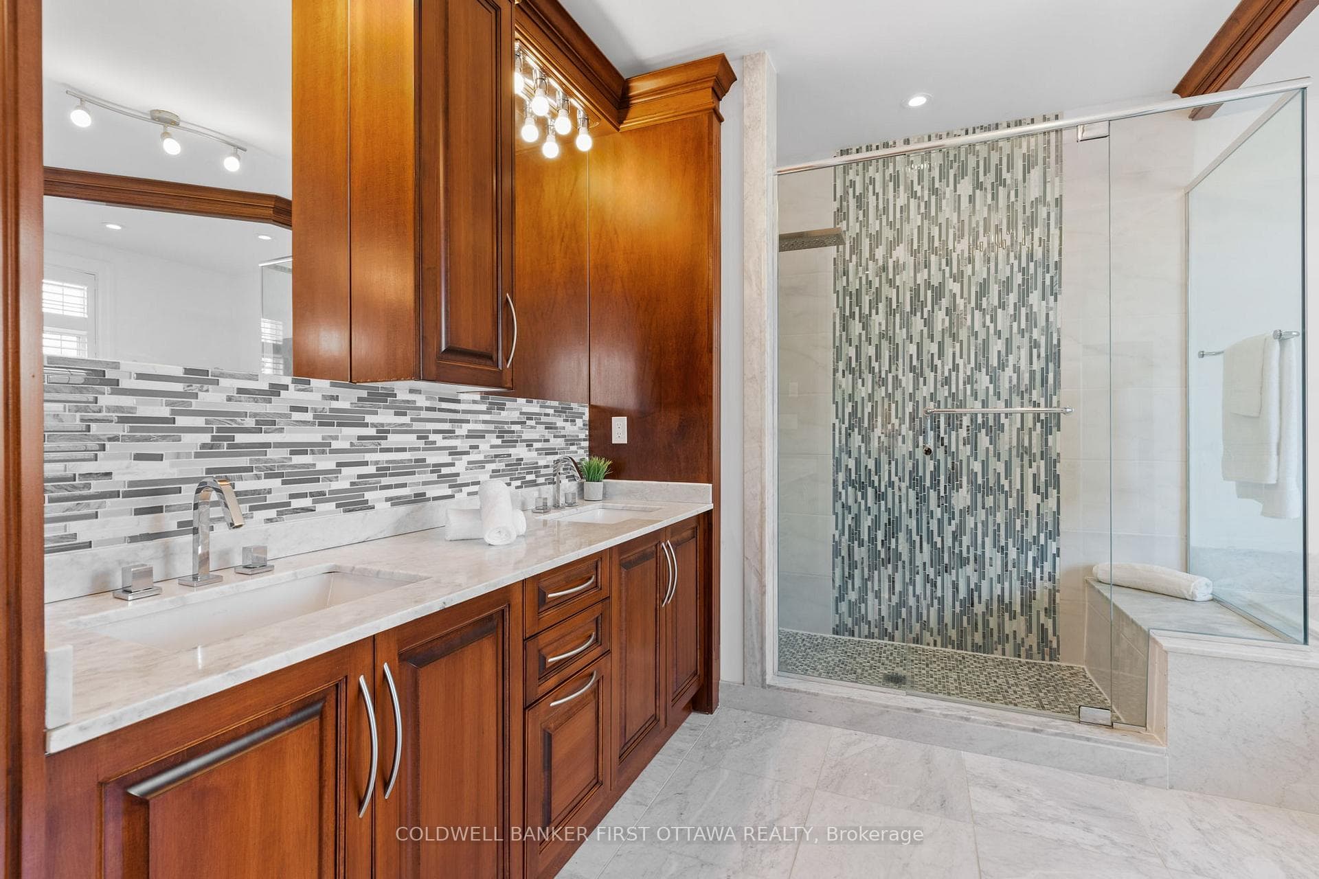 6 pc ensuite bathroom w rain shower & dual vanity.