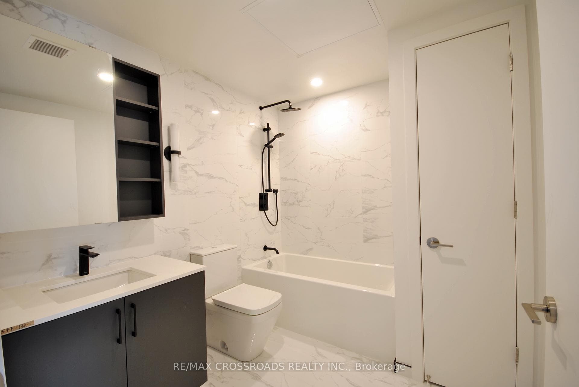 689 The Queensway Drive Unit 516 photo 9
