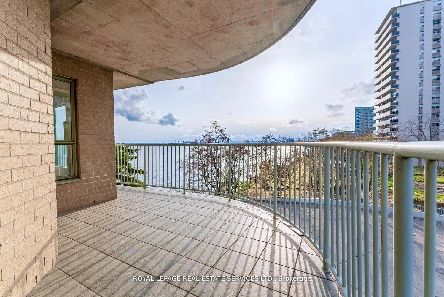 2190 Lakeshore Road Unit 301 photo 25