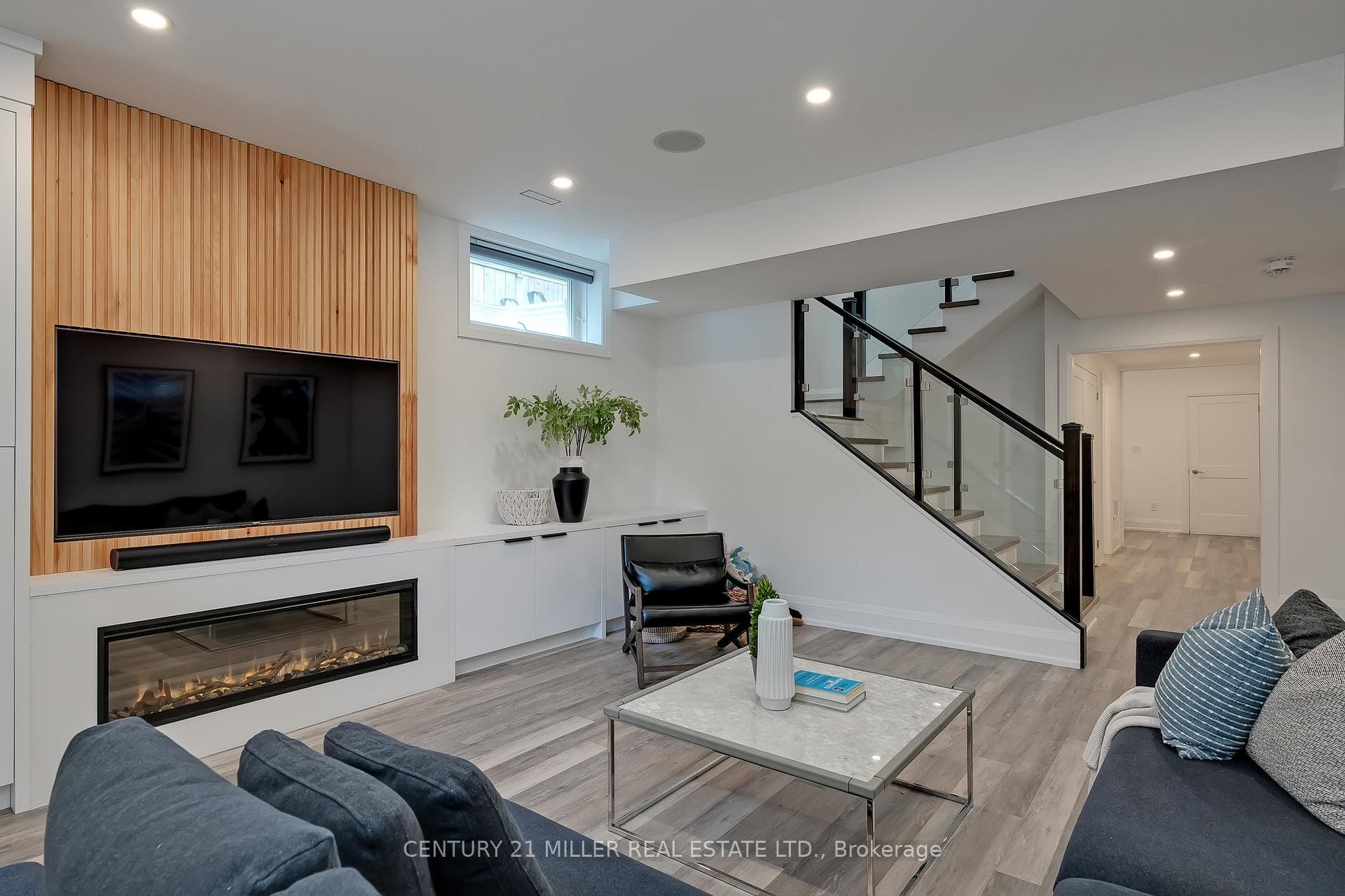 578 Byngmount Avenue photo 25